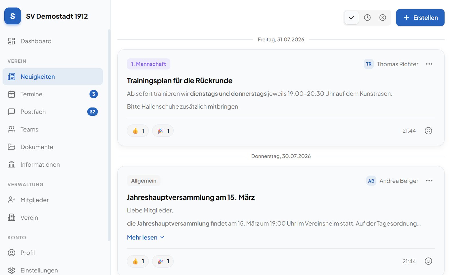 Liste der Neuigkeiten mit Team-Kennzeichnung, formatiertem Text, Emoji-Reaktionen und aufklappbaren Langbeiträgen
