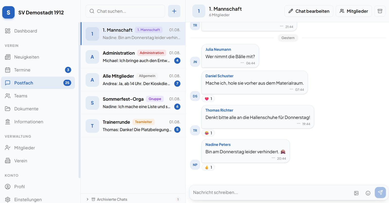 Postfach mit Chatliste für Team-, Gruppen- und rollenbasierte Chats und dem geöffneten Chat einer Mannschaft mit Reaktionen